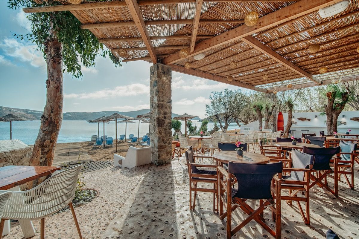 Serifos Lounge Bar   Have a swim and enjoy the sun while listening to the latest music hits and savour a tasty breakfast, snack or a nice cool drink or coffee right next to the beach in Serifos.