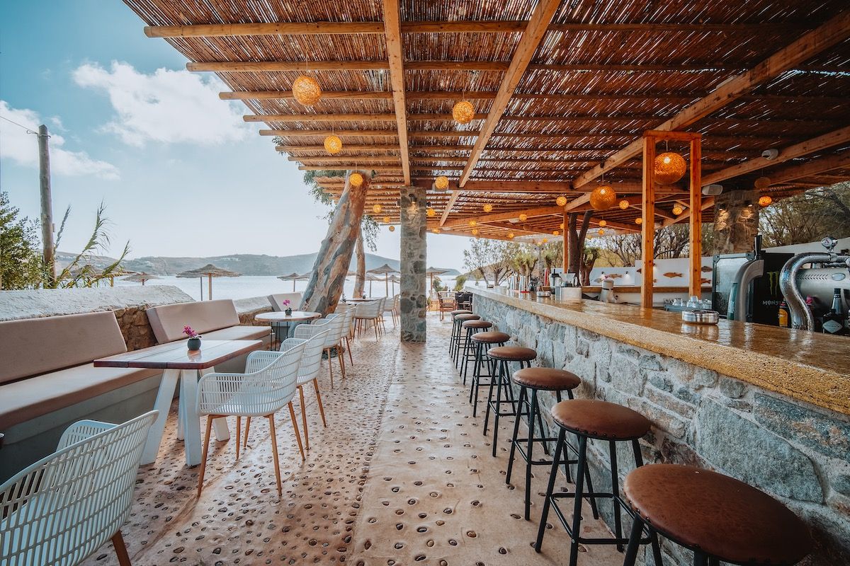 Serifos Lounge Bar   Η καλύτερη μουσική. Από νωρίς το πρωί μέχρι αργά το βράδυ, 