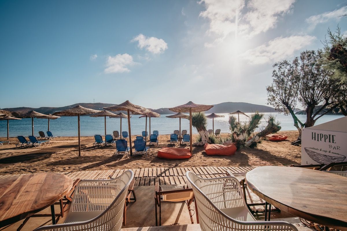 Serifos Lounge Bar   Η καλύτερη μουσική. Από νωρίς το πρωί μέχρι αργά το βράδυ, 