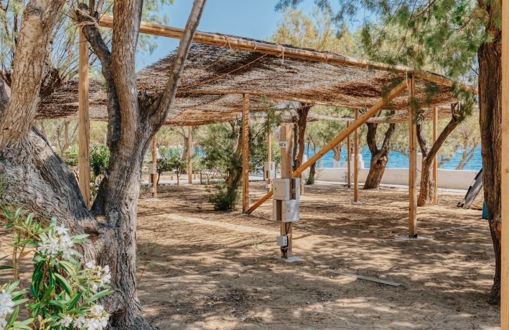 Σεριφος  Coralli ένα από τα αρτιότερα εξοπλισμένα κάμπινγκ στην Ελλάδα. Πλάι στη θάλασσα, συνδυάζει αρμονικά την παρθένα φύση του νησιού, το πυκνό πράσινο με την απαραίτητη σκιά και όλες τις σύγχρονες παροχές.