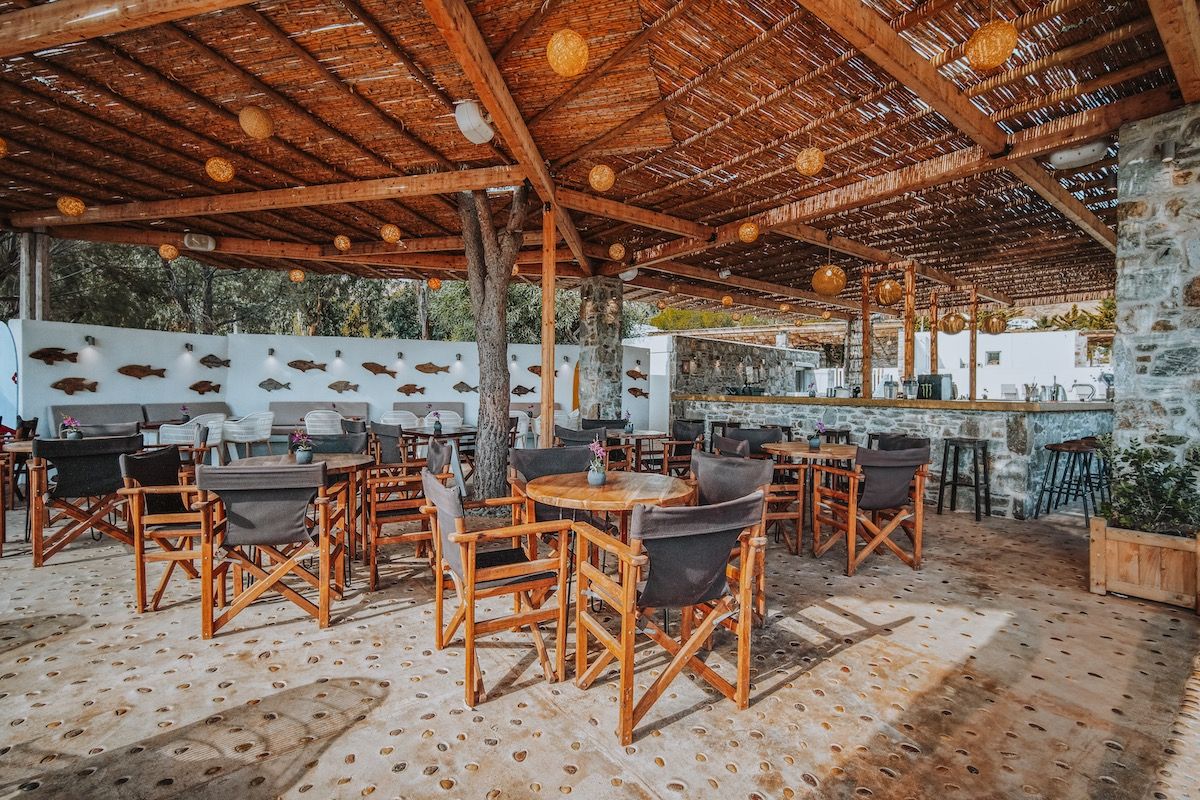 Serifos Lounge Bar   Η καλύτερη μουσική. Από νωρίς το πρωί μέχρι αργά το βράδυ, 