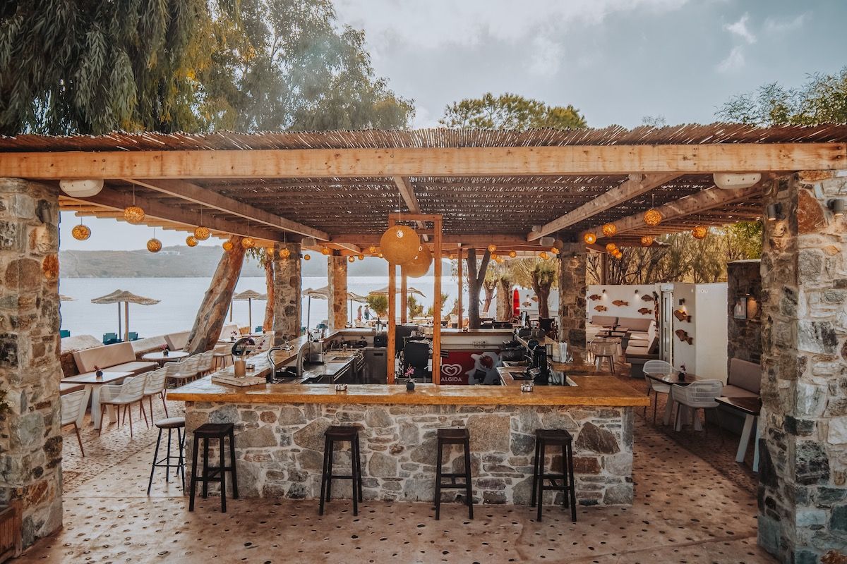 Serifos Lounge Bar   Η καλύτερη μουσική. Από νωρίς το πρωί μέχρι αργά το βράδυ, 